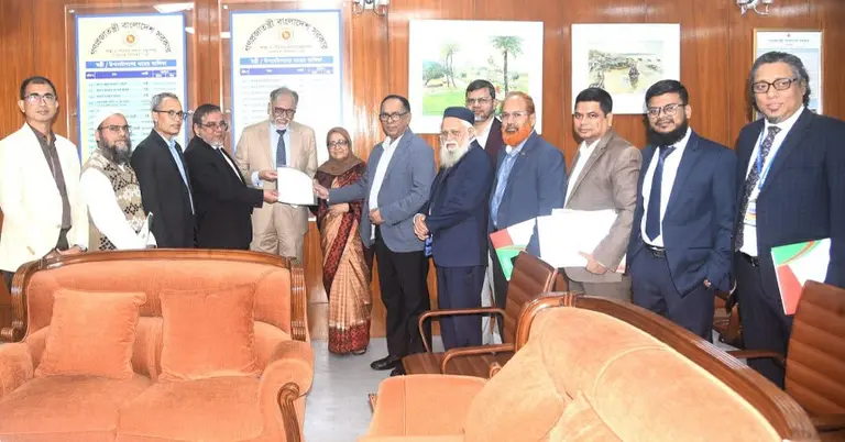 স্বাস্থ্য ও পরিবার কল্যাণ উপদেষ্টা হাসপাতালের কর্তৃপক্ষকে অনুমতিপত্র তুলে দেন